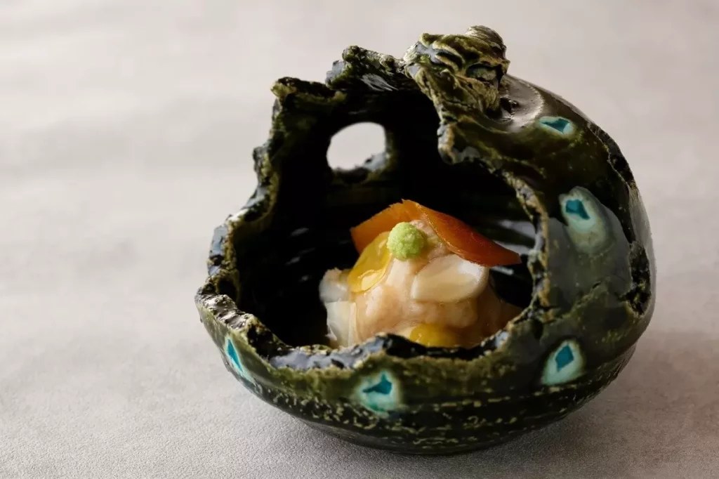 使用造型獨特的器皿盛裝，更彰顯視覺、味覺的精緻美感。令人想起日本料理界大師－北大路魯山人的名言「器は料理の着物(器皿是料理的服裝)」。©銀座 小十