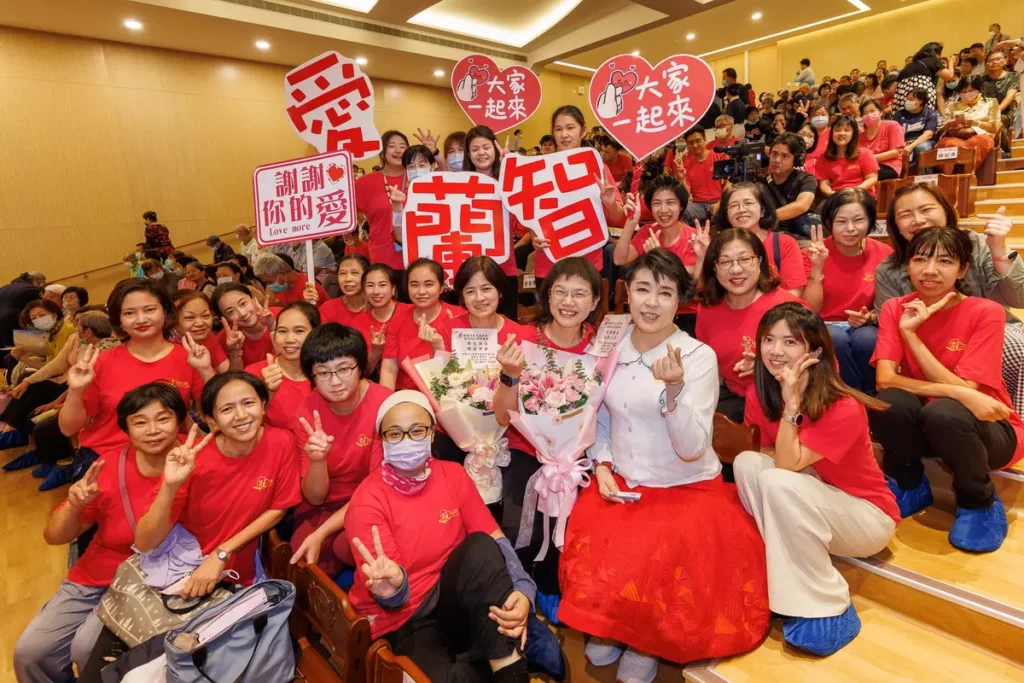 蘭智社會福利基金會耗時兩個月折出千隻紙鶴 祝福簡文秀教授