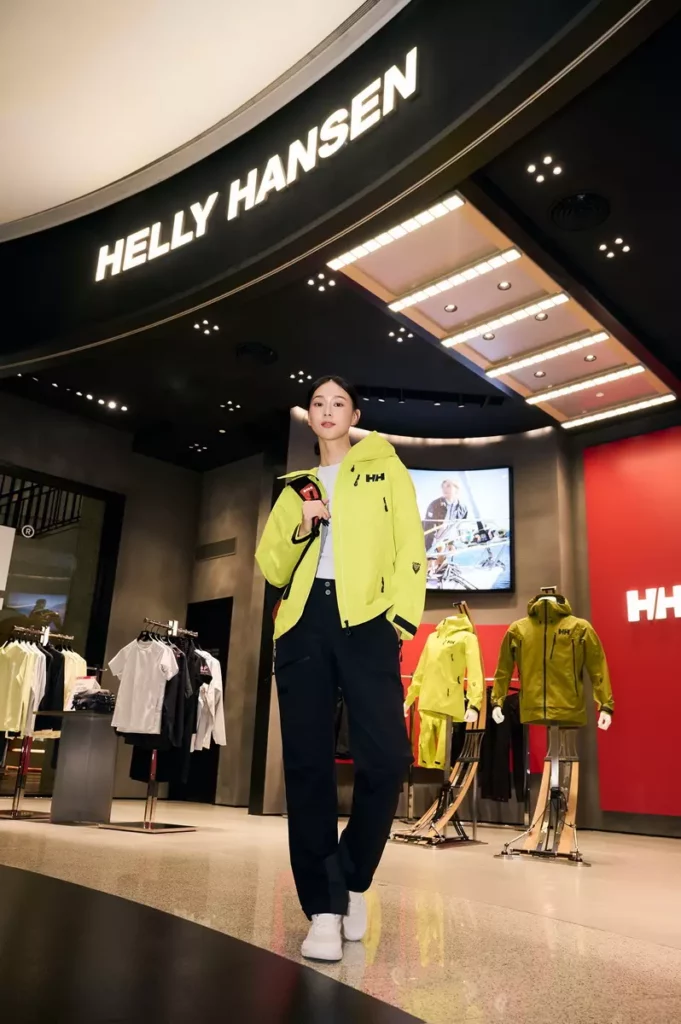 鍾瑶穿上Helly Hansen Outdoor系列
