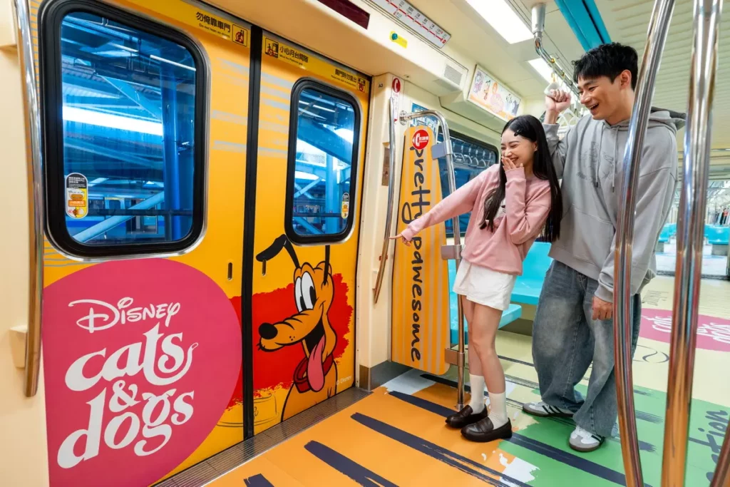 台北捷運公司也結合迪士尼貓狗角色打造主題彩繪列車，即日起至12月31日萌力登場！