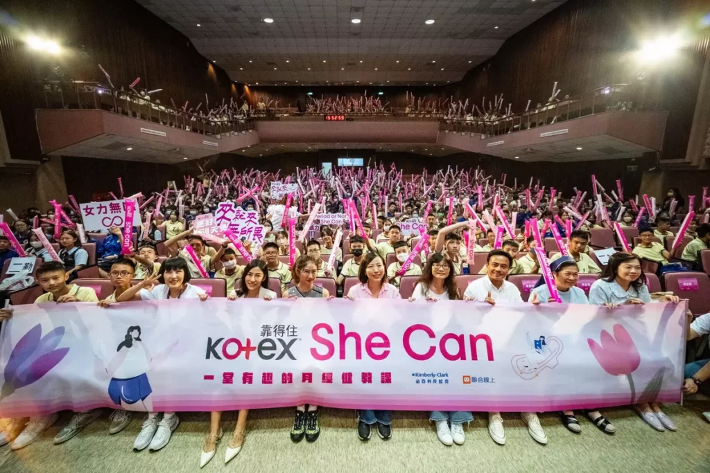 Kotex 靠得住於曙光女中舉辦「She Can 青春期生理教育校園座談會」，學生們手持She Can打氣
