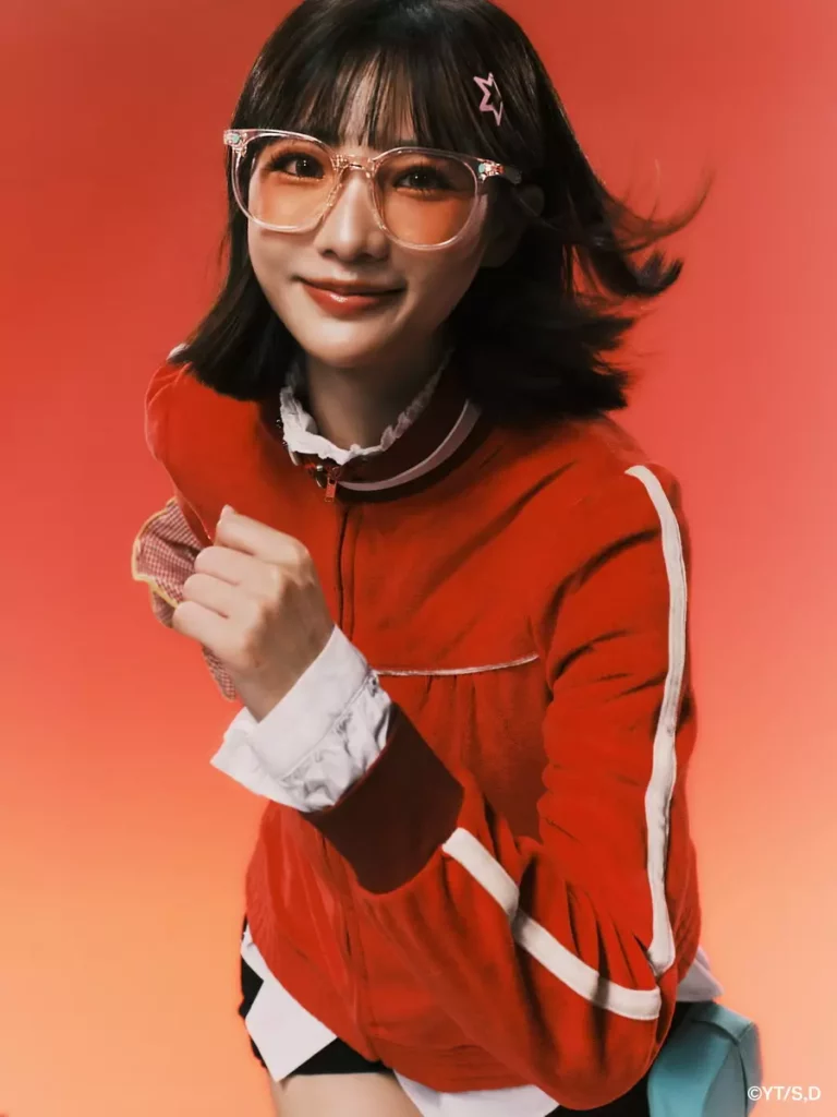 _Nina率性混搭中帶點壞甜氛圍，以自信眼神詮釋膽大魅力，日常也能玩出次元快感。