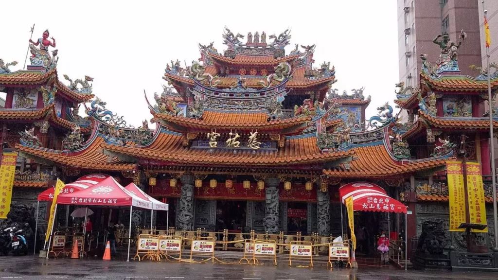 松山慈祐宮也盡一份心力,協助花蓮災後重建,目前正在募集約兩千台冰箱,希望能夠幫助受災地區的居民儘快恢復生活。