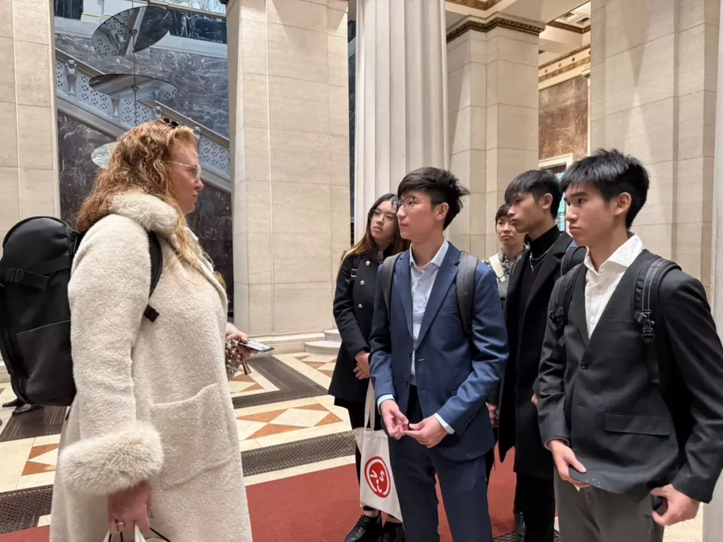 奧地利國會議員Fiona Fiedler每年都親自帶領VIS國際實驗教育學子參訪國會並深度交流