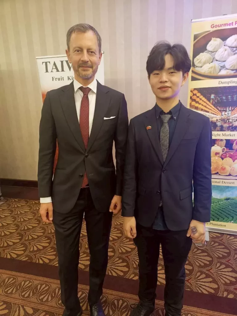 VIS 10年級學生Morris Huang 黃懋洋與斯洛伐克前總理Eduard Heger深度互動交流並合影