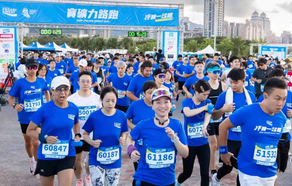 2025第七屆寶礦力路跑以「汗我一起跑」為主題，憑藉活力熱血氛圍及專業質感規劃，吸引從年輕人、親子家庭到半馬菁英跑者報名齊聚賽道