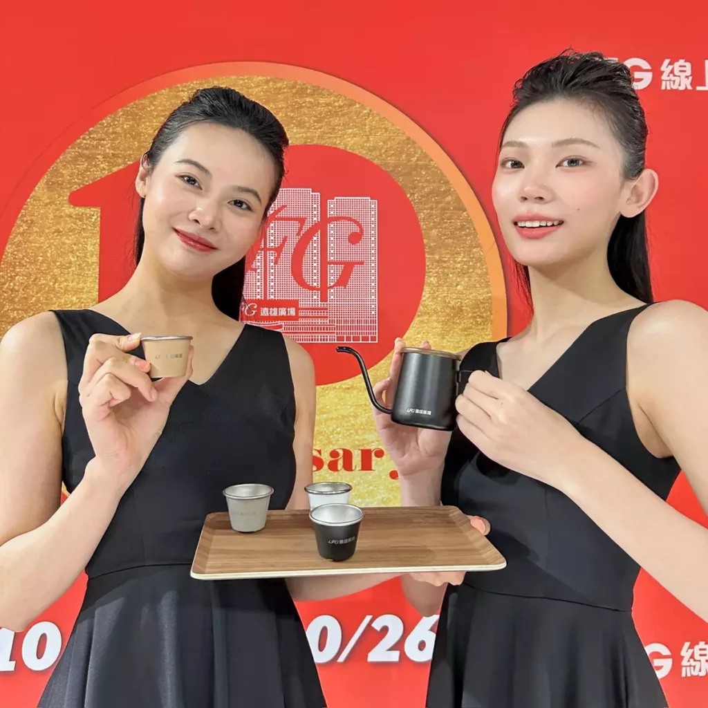 商場特別規劃兩波獨家來店禮：第一波於10月17日至10月18日，當日消費滿2,000元即可兌換「手沖咖啡壺」乙份。