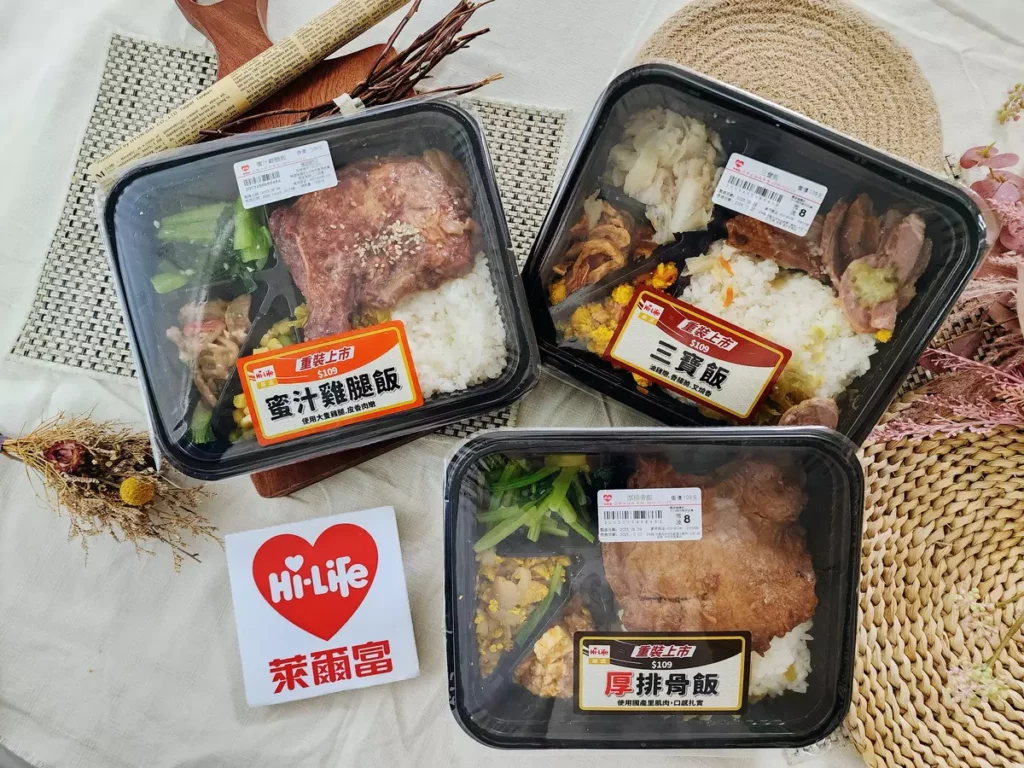 萊爾富全新上市的便當不僅用料扎實，餐盒設計也更有質感，厚排骨飯(售價109元)、三寶飯(售價109元)、蜜汁雞腿飯(售價109元)。