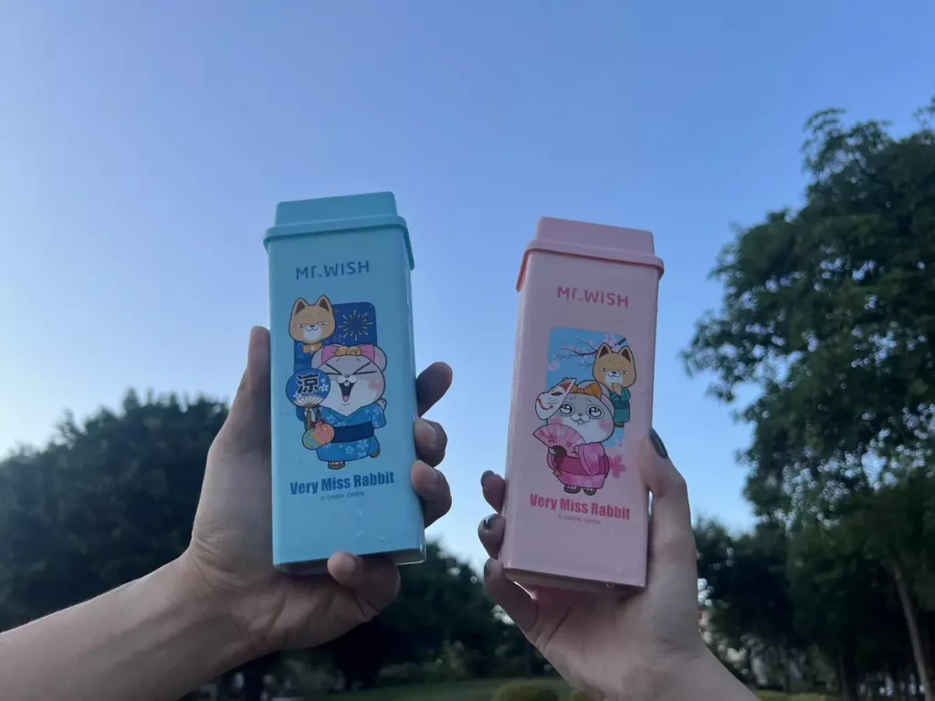 甜麥仁祭典款好想兔造型罐，一粉一藍滿滿的戀愛氣息