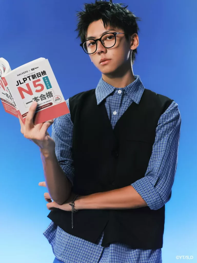_本次聯名以《膽大黨》人氣角色為靈感，將角色性格與劇中反差巧妙轉化為日常百搭的光學鏡框與墨鏡，打造兼具時尚感與收藏價值的跨界單品。