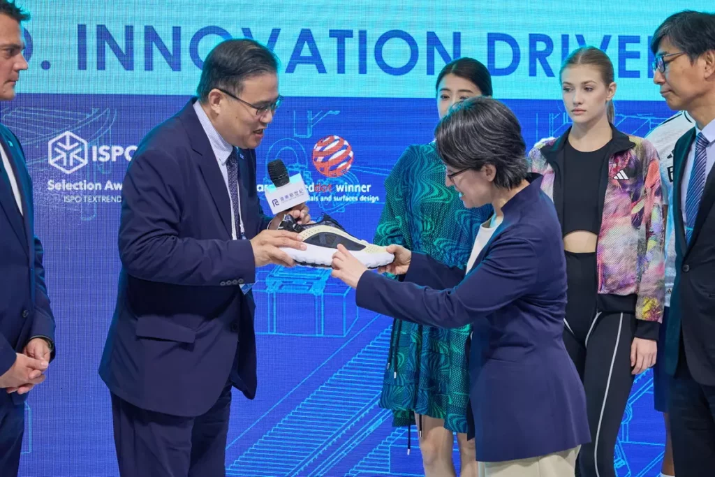 蕭美琴副總統參觀遠東新世紀展區，由黃全億副總經理介紹rTPEE Innovation溯溪鞋