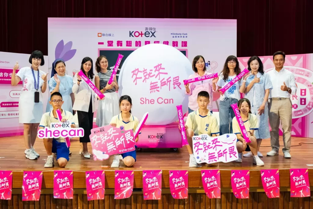 金百利克拉克台灣香港事業群總經理蔡靜宜、曙光女中校長魯和鳳、 9m88.醫師在國際女孩
