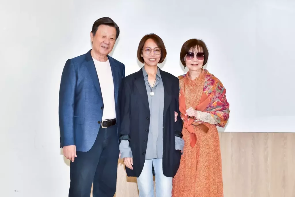 （由左至右）寇世勳、新銳導演宋康欣、資深演員歸亞蕾出席電影「拾光」殺青記者會。