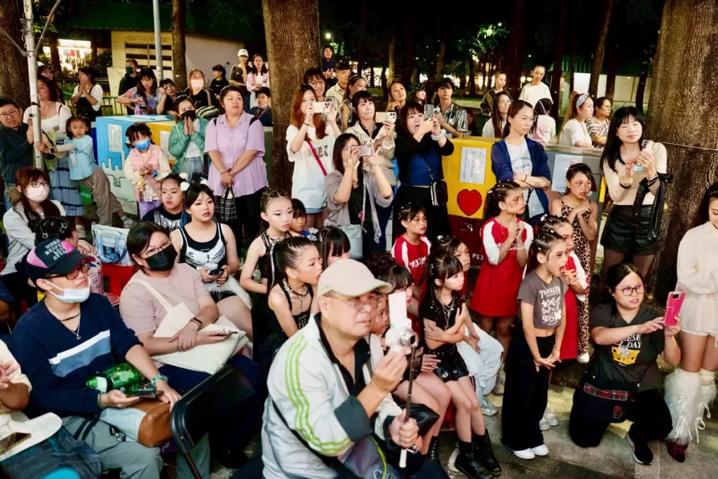 參賽者透過熱舞，在節奏中展現街頭時尚與街舞態度吸引民眾前來觀賽