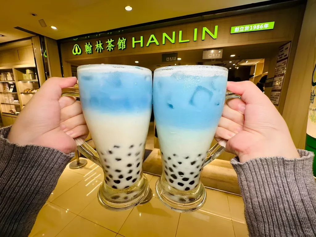 全台知名茶飲品牌翰林茶館於(20)日推出以夢幻藍色為主題的期間限定新品「星光藍珍珠奶茶」。圖/翰林茶館提供