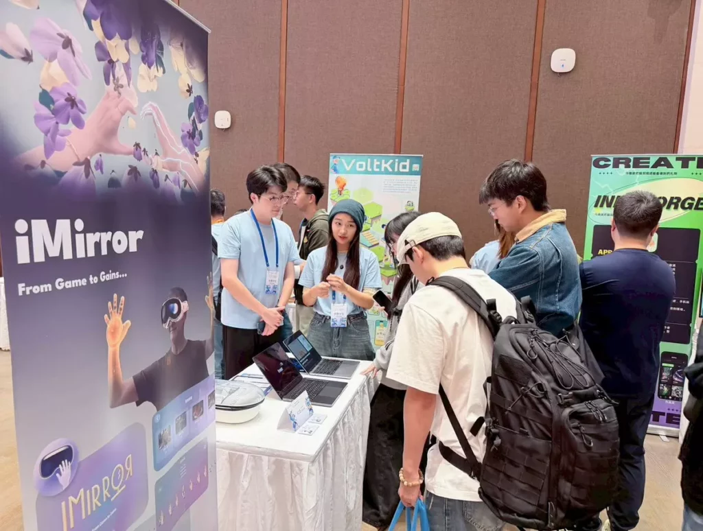 一等獎|iMirror 沈浸式鏡像復健系統(臺灣大學)於比賽展場中進行解說