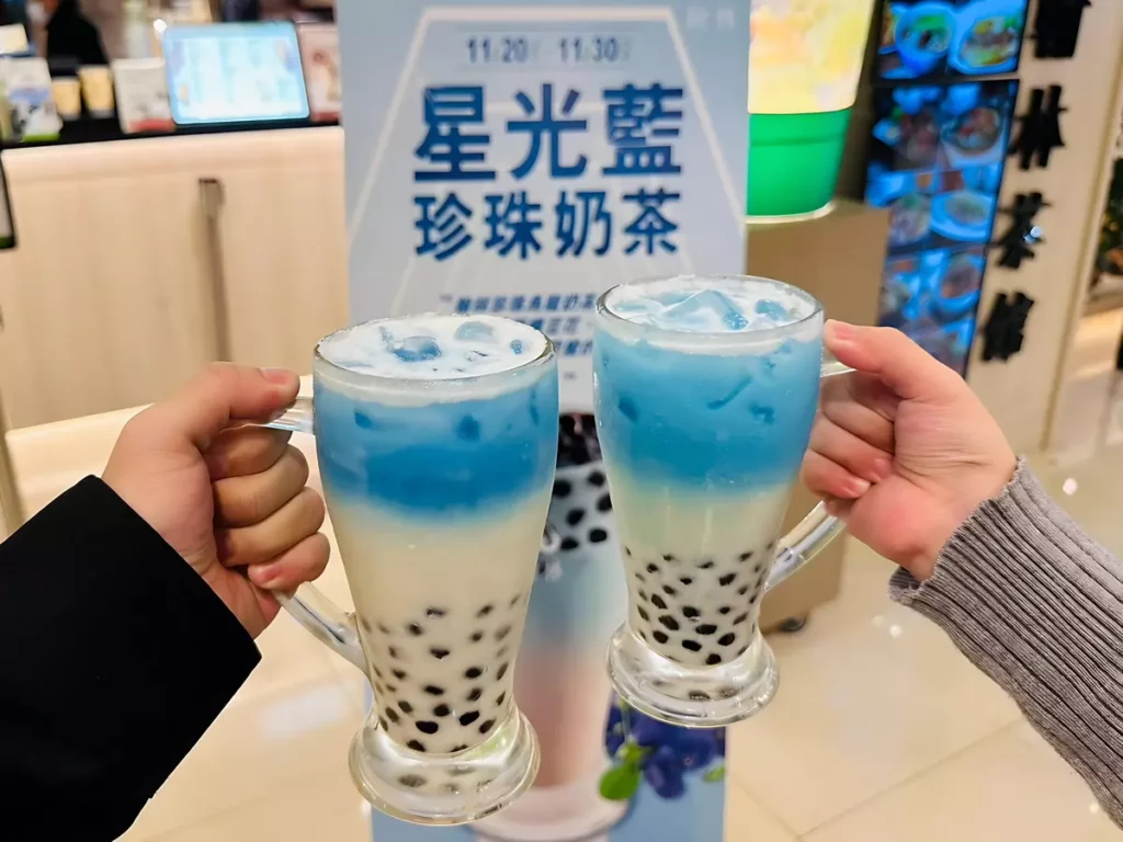 冬季期間限定新品星光藍珍珠奶茶以藍柑橘與蝶豆花調製出如星空般的藍紫色澤,搭配翰林茶館人氣飲品之一的珍珠烏龍奶茶製成。圖/翰林茶館提供
