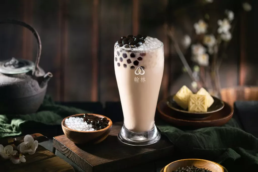 成立近40年的翰林茶館/茶棧於即日起至11月30日,不限平假日,於活動期間12時至20時推出經典商品熊貓珍奶買一送一。圖/六角國際提供