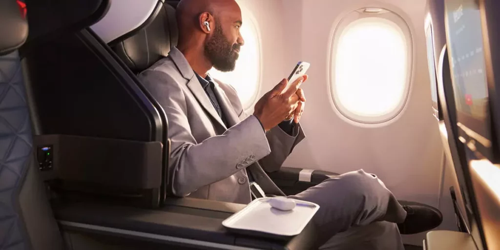 「Fly Delta App」讓旅客可在飛行途中即時管理航班資訊、調整行程並保持無縫連接，是達美“最佳航空 App”殊榮的亮點之一