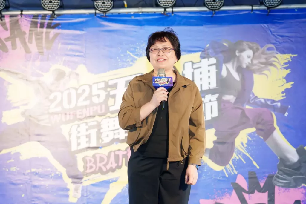 臺北市商業處江美玲副處長致詞，歡迎民眾前往五分埔遊逛