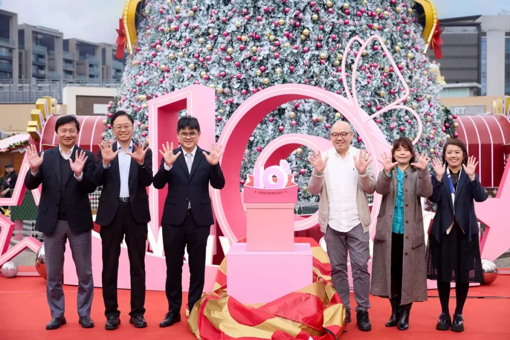 「華泰名品城 10週年聖誕村」揭開歡慶序幕,由左至右:國泰人壽副總經理郭文鎧、桃園市張善政市長、交通部鐵道局楊正君局長、華泰大飯店集團陳炯福執行長、華泰名品城梁曙凡董事長、華泰名品城劉亭君總經理 -
