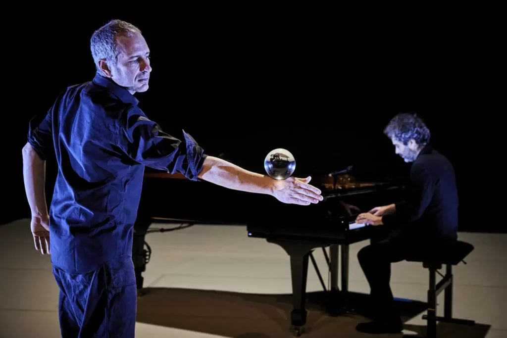 2026 NTT Arts NOVA《Piano piano》由法國藝術家雅德里安．孟朵與音樂家大衛．巴賓攜手演出。（圖/歌劇院提供©Christophe Raynaud de Lage）
