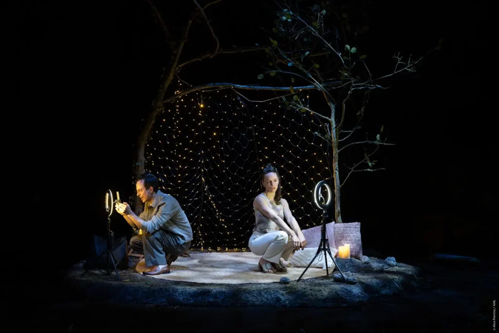 2026 NTT Arts NOVA比利時靜物劇團在《這就是人「森」啊！》中，把露營、自然與末日想像混在一起，用瘋狂又好笑的肢體喜劇，看人類在荒謬世界中的模樣。（圖/歌劇院提供©Alice Pierre）