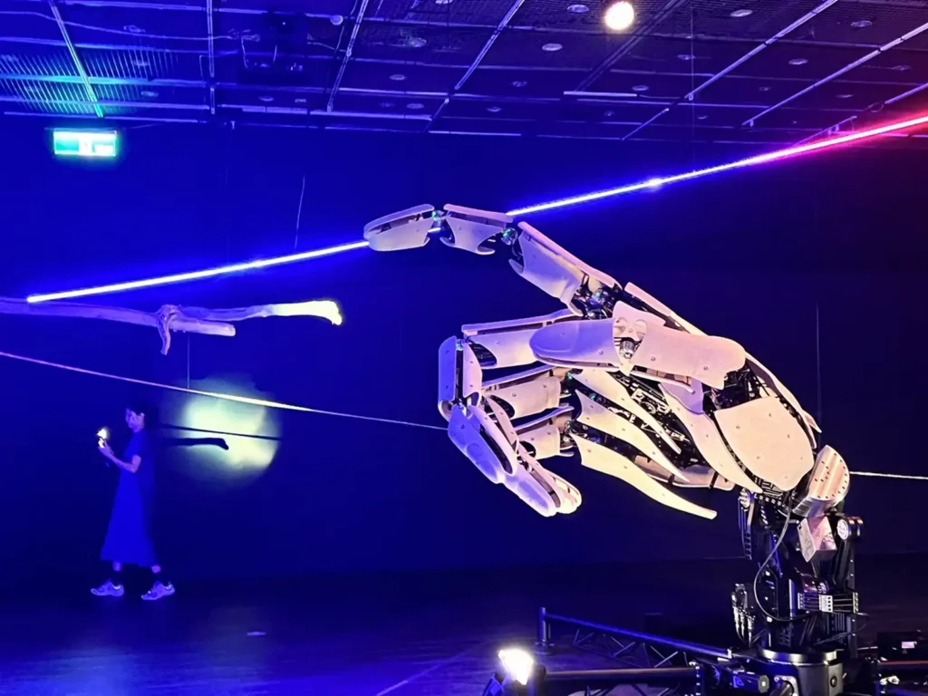 2026 NTT Arts NOVA《最後一問》把整個舞台變成一座未來宇宙，觀眾身在其中，與巨型機械裝置互動，在提問與選擇之間思考重生的可能。（圖/歌劇院提供）