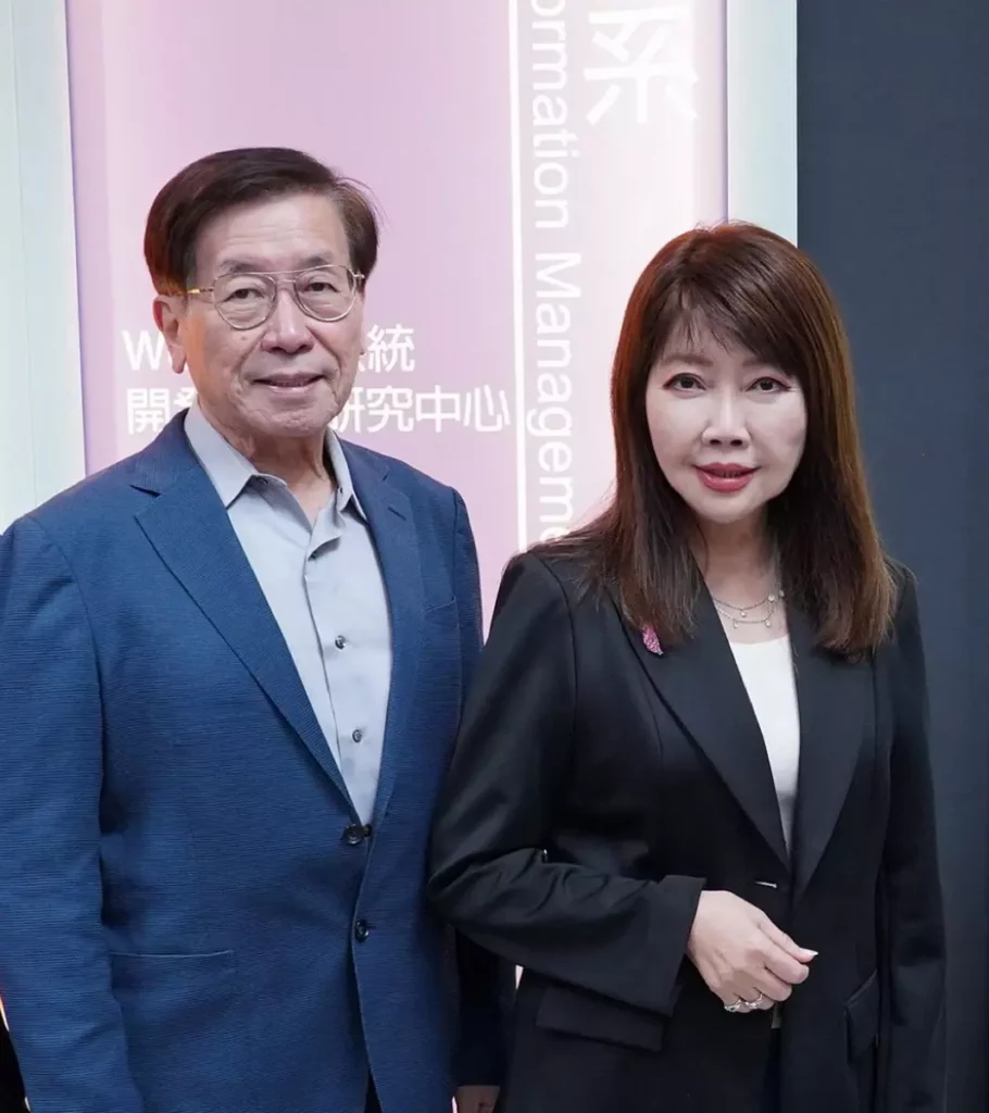 盧蔓菁委員和蔡啟庚博士夫妻倆除了在工作上面的成就，以及對公益的熱心以外，也分別教育出三個子女，都畢業於華頓商學院，並且分別創業成功。四年前銘傳大學提名盧曼菁參選傑出校友，也因為盧蔓菁委員表現優異，順利榮任銘傳大學傑出校友。