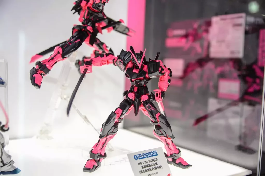 MG 1／100 異端鋼彈紅色機 [再生循環配色_霓虹粉]，售價新台幣1,580元。