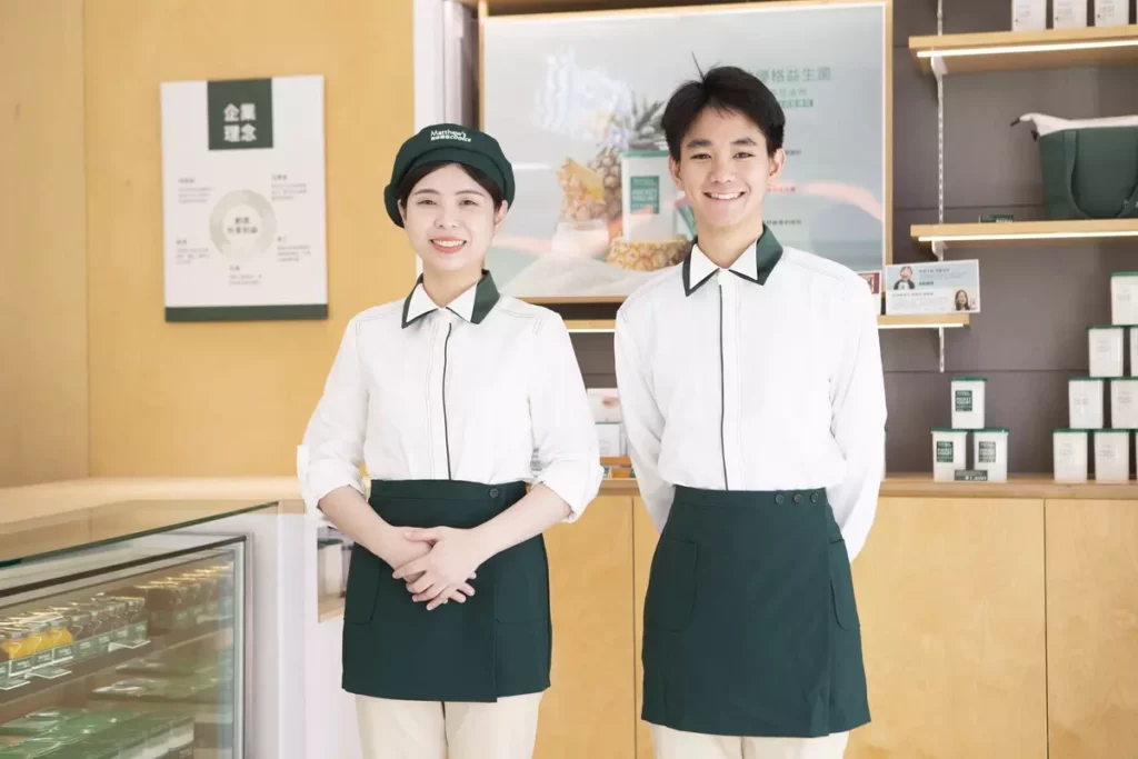 馬修嚴選2025年全面更換門市人員制服，以rPET環保紗線製作，以簡約設計剪裁提升第一線人員的穿著方便與舒適感。（圖／品牌提供）