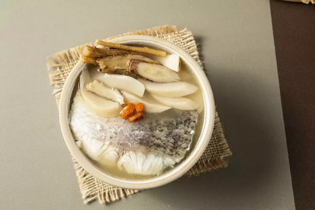 麻油鱸魚湯（售價85元），以香氣濃郁的麻油搭配薑片提味，暖胃不膩，是冬季最受歡迎的暖身湯，鱸魚湯系列單件79元