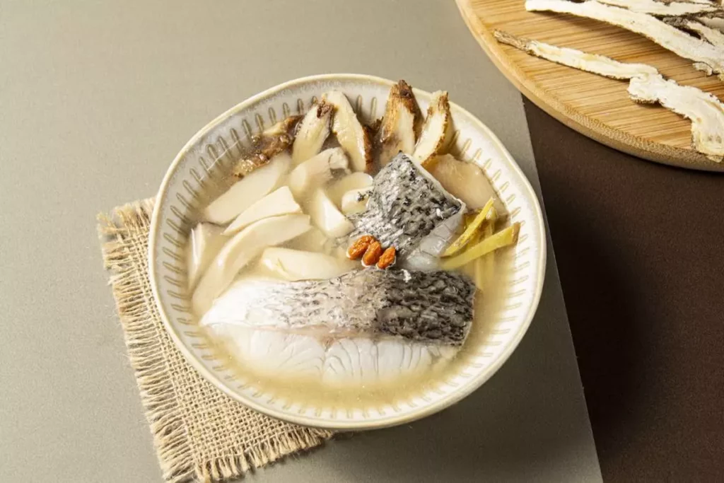 藥膳鱸魚湯（售價85元），使用溫補藥膳材料，口感溫潤，具有補氣健脾效果，適合追求養生的族群