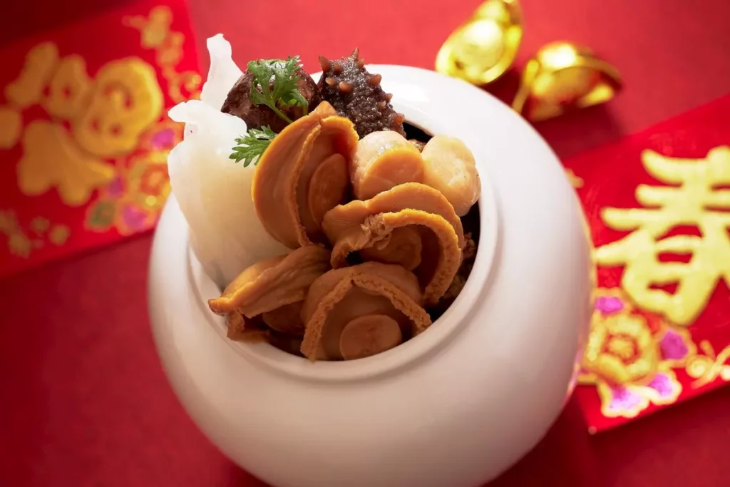 凱華樓亦推出冷凍「乾隆鮑魚佛跳牆」，可作為送禮或家中備品，早鳥 88 折優惠。(圖/ JR東日本大飯店台北)