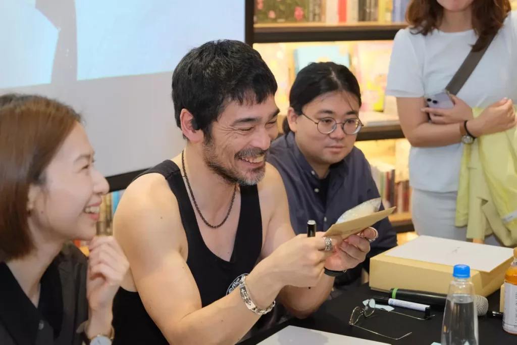 迫稔雄老師開心收下臺灣漫迷贈送的小禮物與手寫信