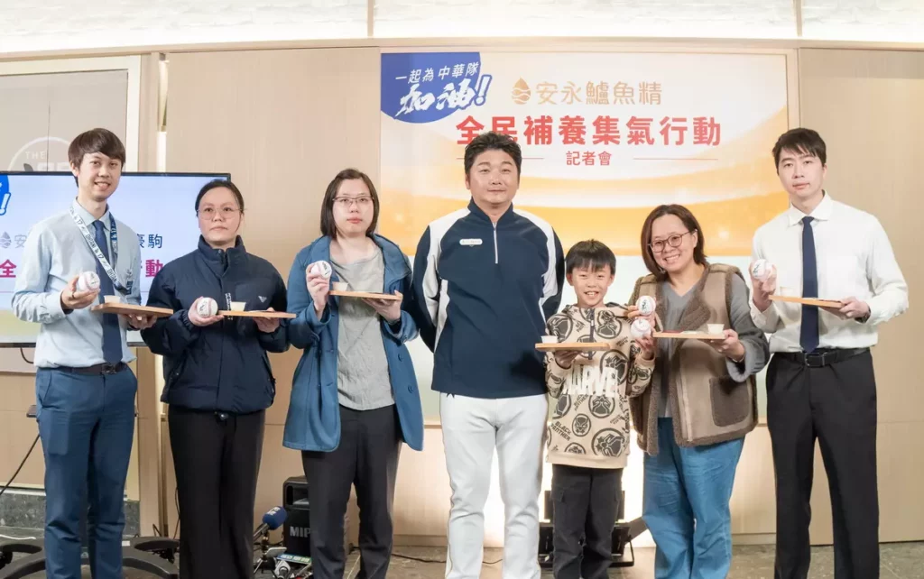 曾豪駒為幸運粉絲《奉補安永鱸魚精》並致贈簽名球