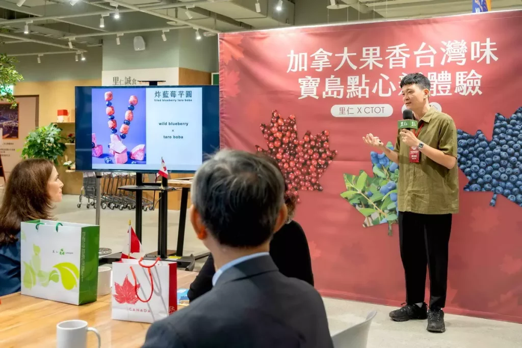 里仁邀請Foldie蔬食餐酒館主廚Andy說明以加拿大藍莓、蔓越莓與楓糖等特色有機農產，開創出兼具果香與寶島特色點心的巧思。