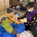 人安街頭發放禦寒物資，協助抵禦低溫。