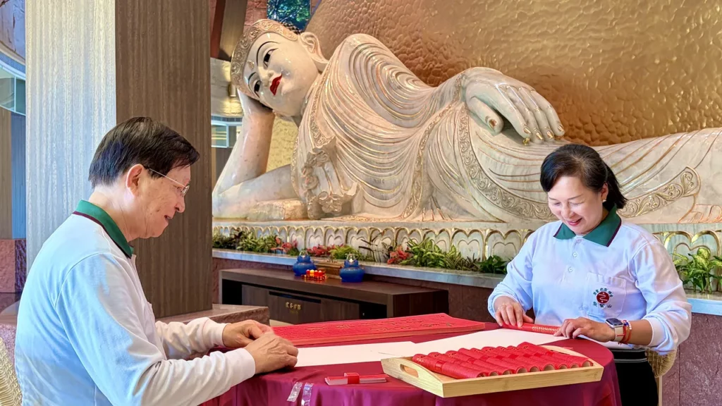 靈鷲山志工捲春聯。（圖由靈鷲山佛教教團提供）
