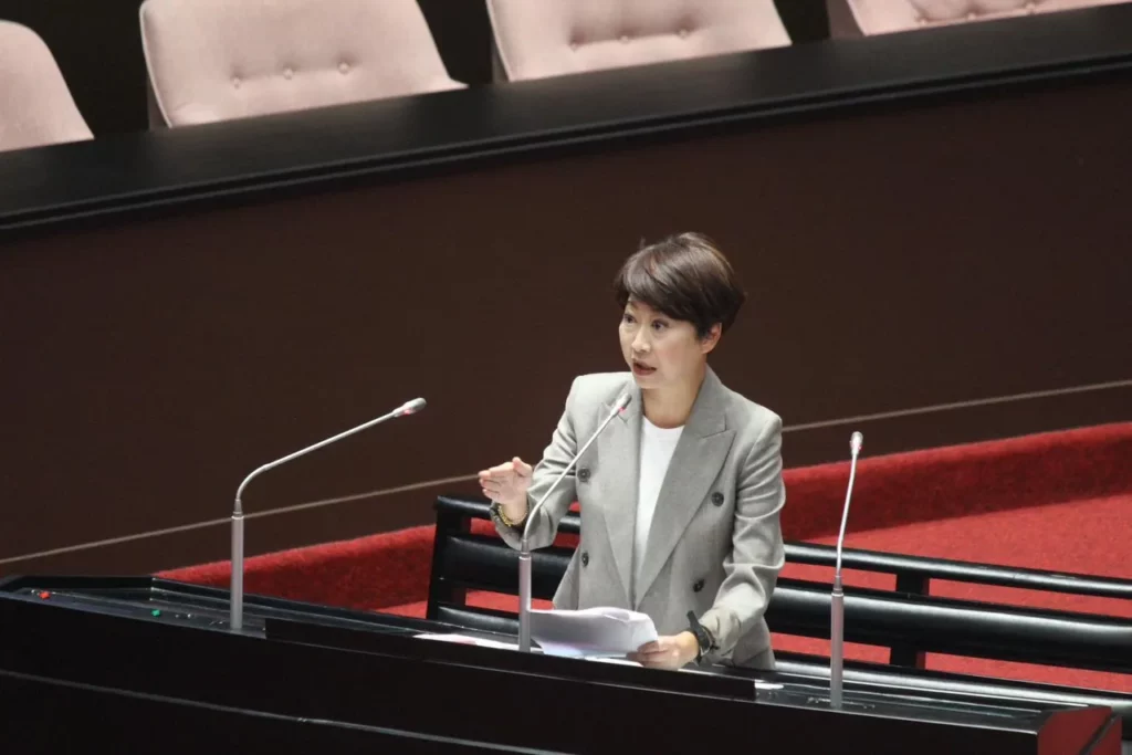 有意角逐市長寶座的立法委員陳亭妃,其財產申報資料顯示為「零資產」,在網路上引發熱烈討論。(圖片截取自陳亭妃臉書)