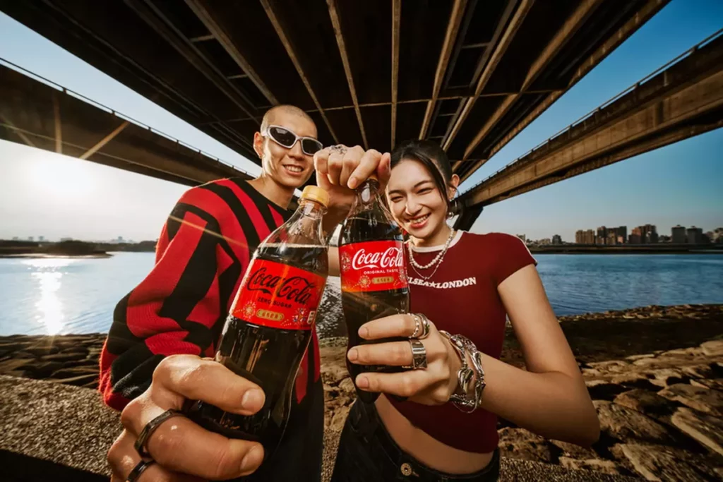 「可口可樂」以馬年為靈感，推出吸睛亮眼的新年限定瓶身「Coke！馬年綻放瓶」