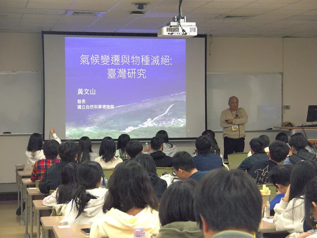 國立自然科學博物館館長黃文山以台灣案例，向高中生講解氣候變遷與物種滅絕的研究現況。（圖/中山醫大提供）