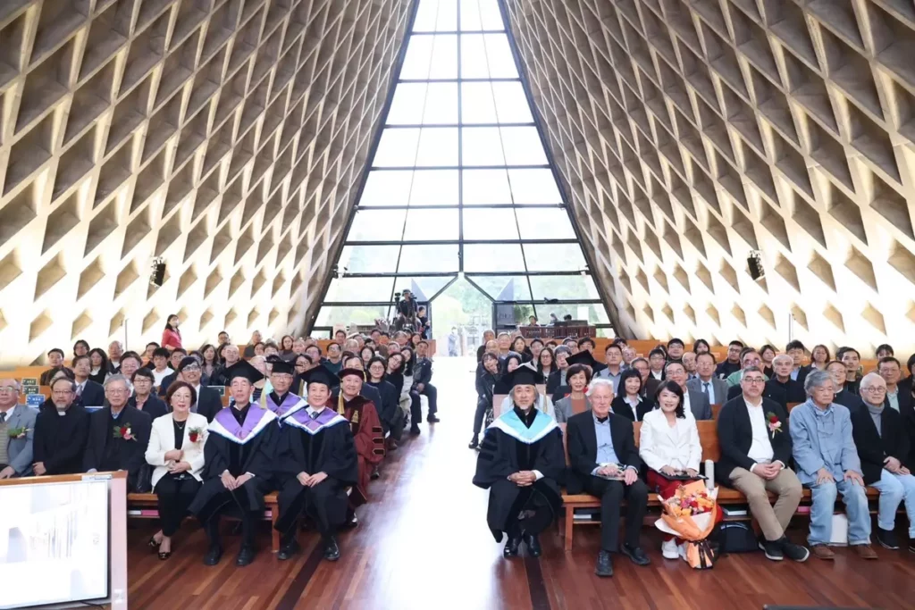 頒授典禮於16日在路思義教堂舉行,現場嘉賓雲集。(圖/東海大學提供)