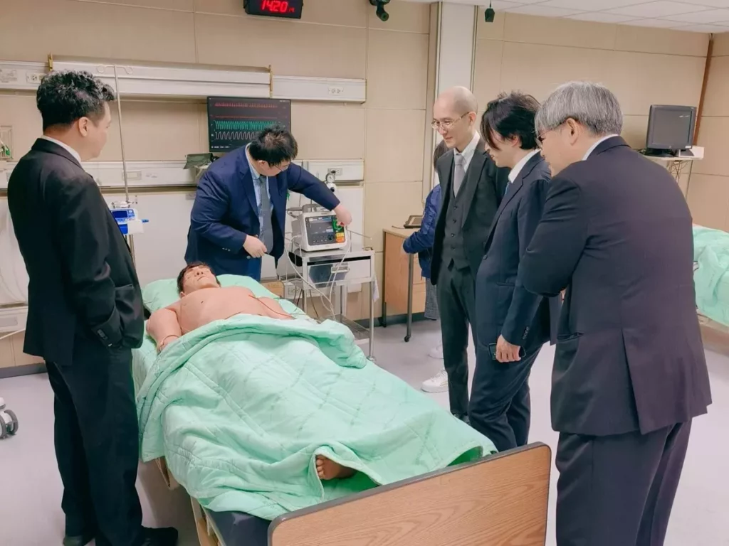 富山大學參訪中山醫大醫學模擬教學暨臨床技能訓練中心，深入了解台灣醫學教育在臨床教學與情境模擬上的實務運作。（圖/中山醫大提供）
