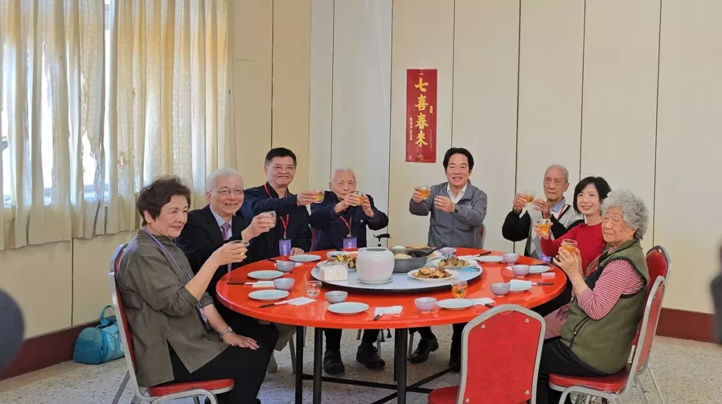 賴清德總統第五年響應「寒冬助老」服務活動,深入台中大坑山區陪獨居邱阿公圍爐。(圖/陳惠玲攝影)