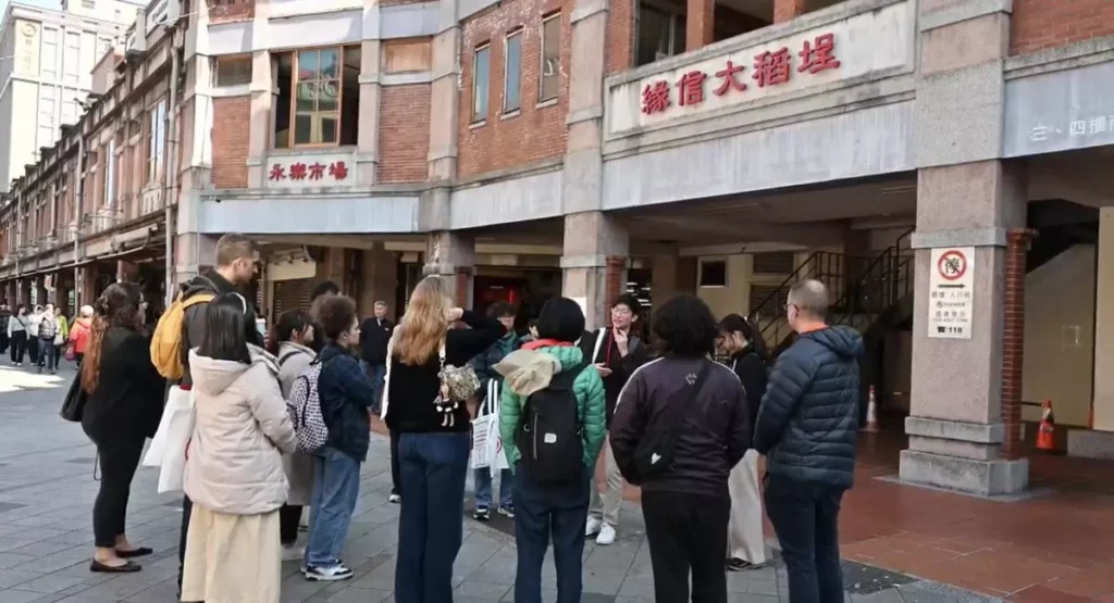 VIS國際實驗教育的人文社會課程Discover Taipei走讀大稻埕，引領外國人理解台北城市發展脈絡