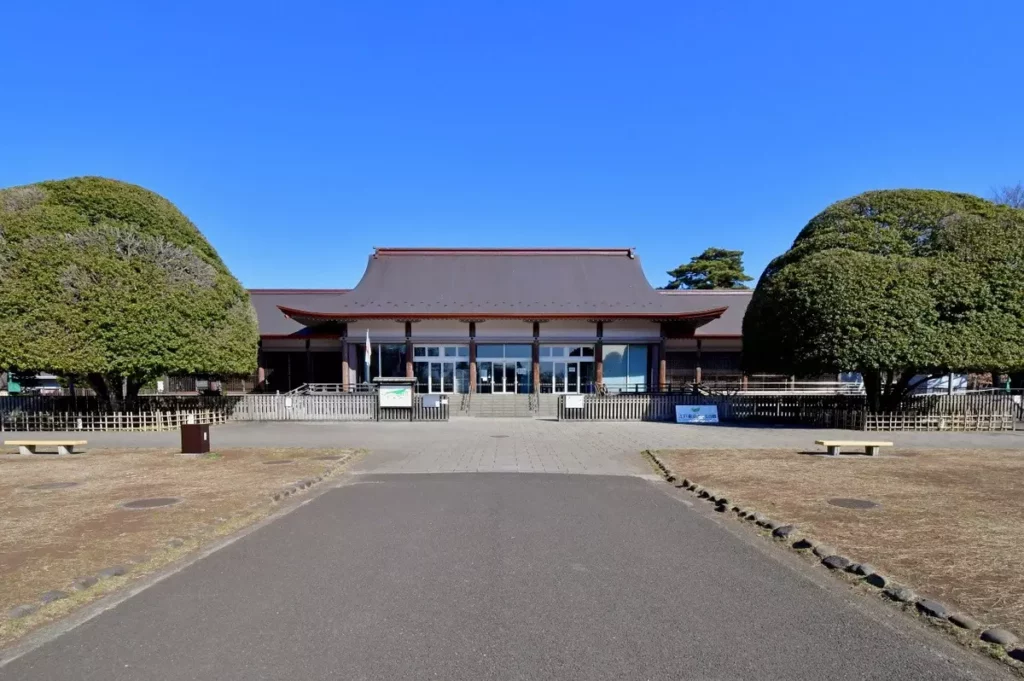 遊客中心外觀。現代化建築與歷史園區相映成趣，為訪客提供舒適的入園起點。©江戶東京建築園