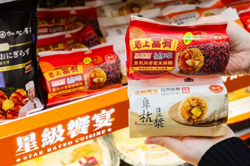 2020年起7-ELEVEN攜手米其林必比登推介的早餐名店「阜杭豆漿」合作推出「阜杭豆漿經典飯糰」藉由規格化的生產製程，讓傳統早餐在超商24小時傳香