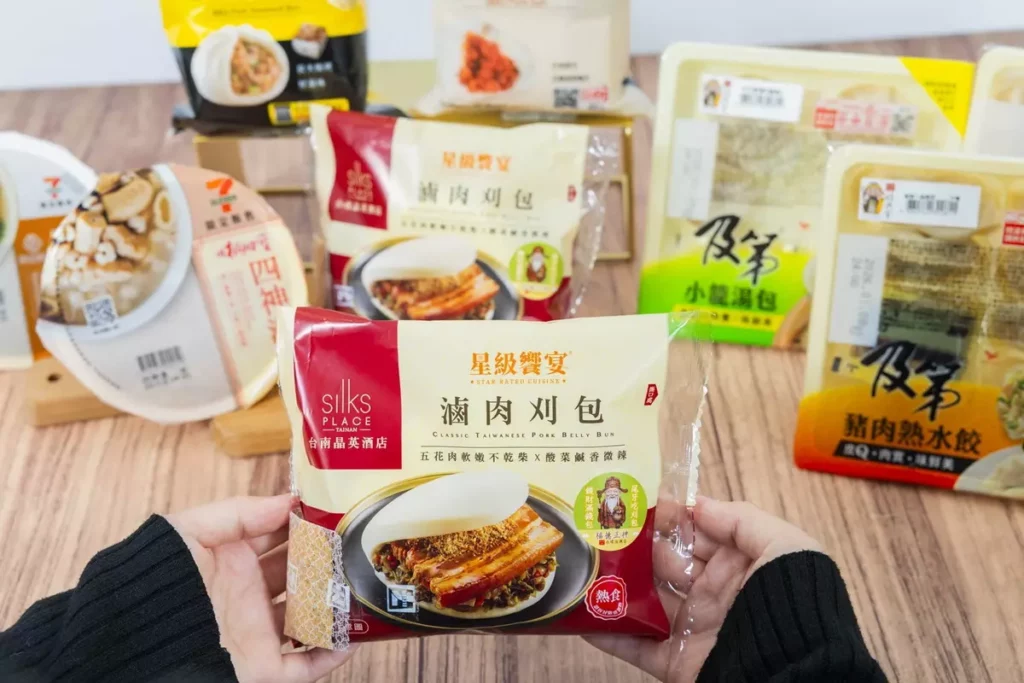 7-ELEVEN集結多款「開運小吃」貼上雲林西螺福興宮過爐加持的神明Q版貼紙