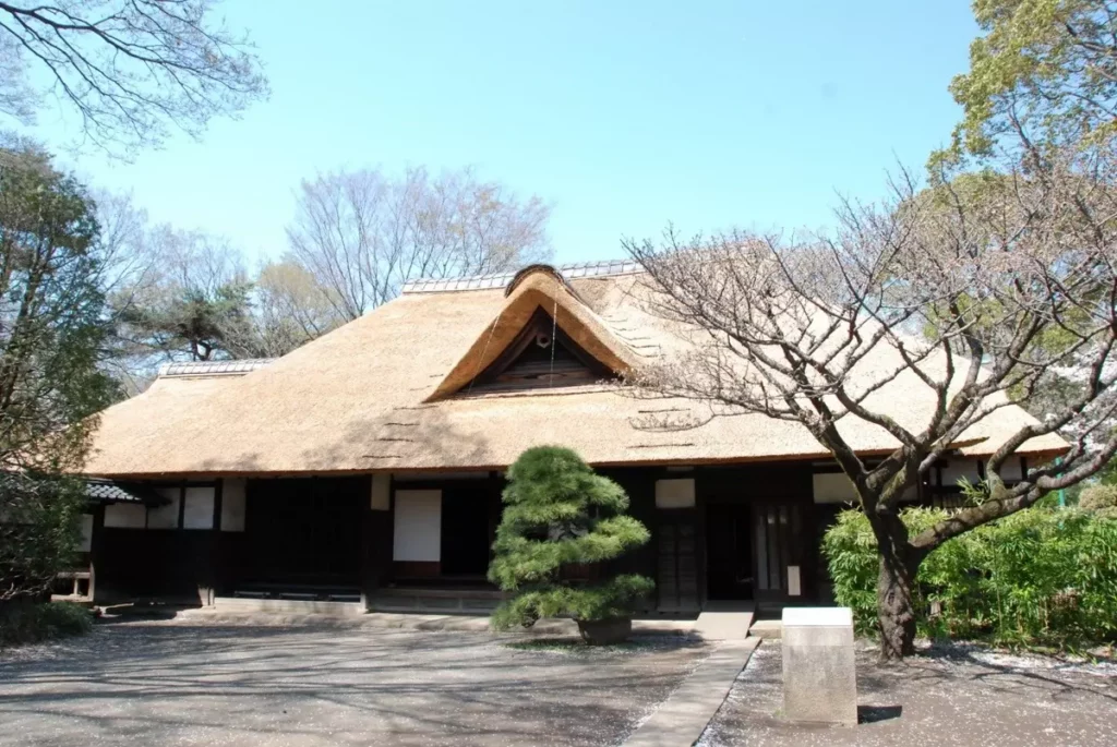 天明家外觀。保留長屋門與主屋的建築，展示江戶時代家庭的格調與生活哲學。 ©江戶東京建築園